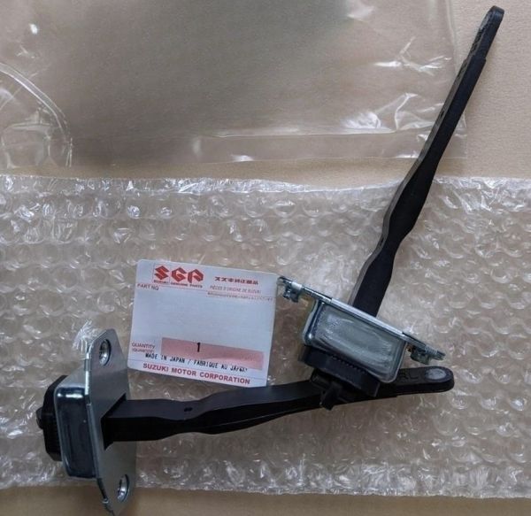 新品 純正品 SUZUKI スズキ リアドアオープンストップ 左右共通 2個セット ジムニー JB23W拍卖