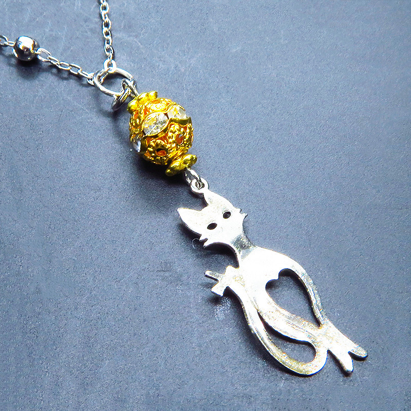 ラメ入りシルバーカラーのスマートな猫シルエットモチーフとゴールドメタルビーズのペンダントネックレス 長さ調整可拍卖