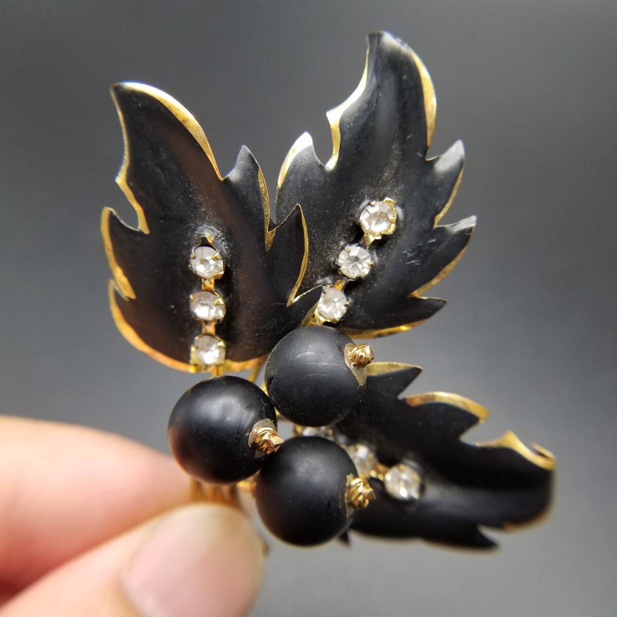 オーストリア ヴィンテージ ブラック塗装 シック フラワー ブローチ リーフモチーフ フローラル エレガントさ ラインストーン 煌めき Y18-D拍卖
