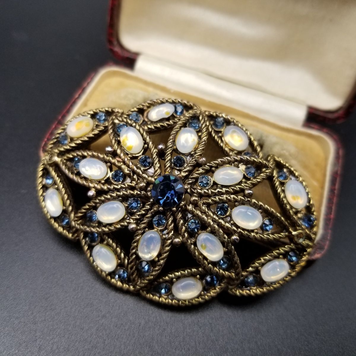 HOLLYCRAFT ヴィクトリアン 透かし カボションストーン ヴィンテージ ブローチ 青いラインストーン装飾 大ぶり 上品 Y18-E拍卖