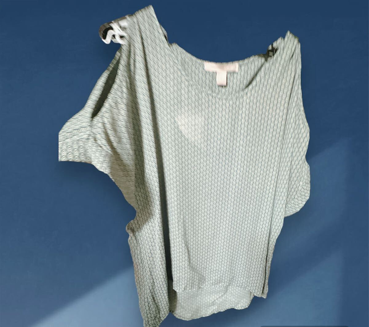 【フォーエバー21】新品ヘリンボーンシフォンショルダーバックオープンプルオーバー♪拍卖