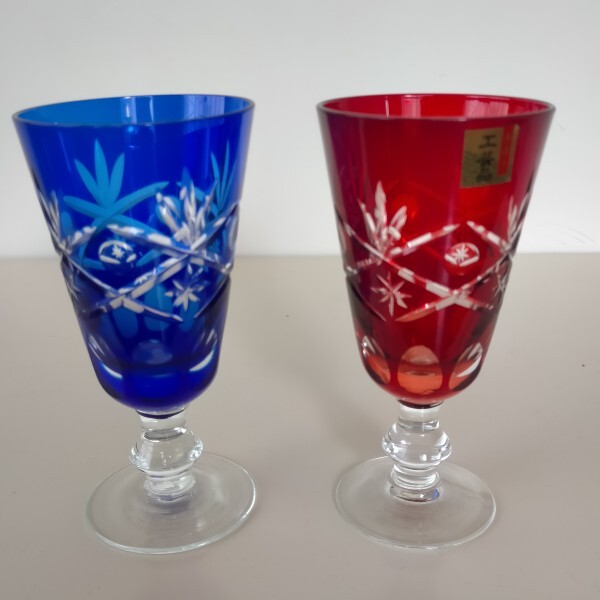 未使用保管品  色被せ切子 ワイン杯  青被せ 赤被せ 2客ペアで  江戸切子 薩摩切子拍卖