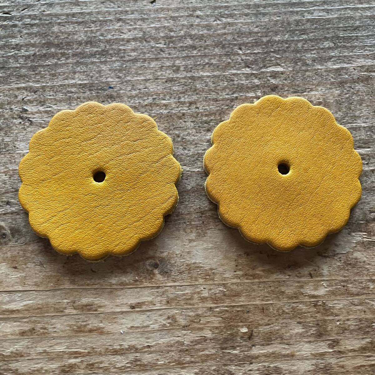 ★ハーレーダビッドソン用 イエロー 黄色 ビンテージ ロゼット リアルレザー ★拍卖