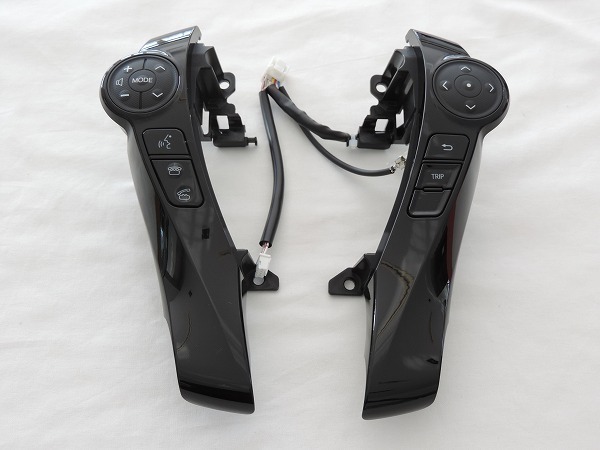 トヨタ純正 40系 プリウスα G's用 ステアリングスイッチ 左右セット 流用可能 カラー:ブラック 【国内正規純正部品】拍卖