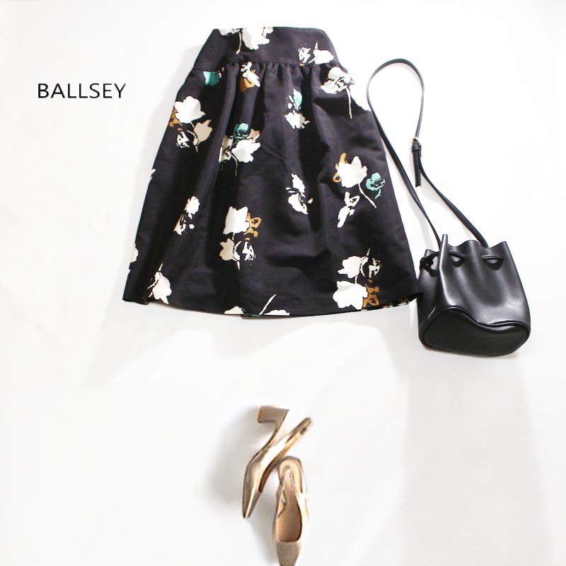美品 ボールジー Ballsey トゥモローランド 春 夏 上質 フラワー 柄 プリント フレアスカート 32 XS ホワイト 白 ブラック 黒拍卖