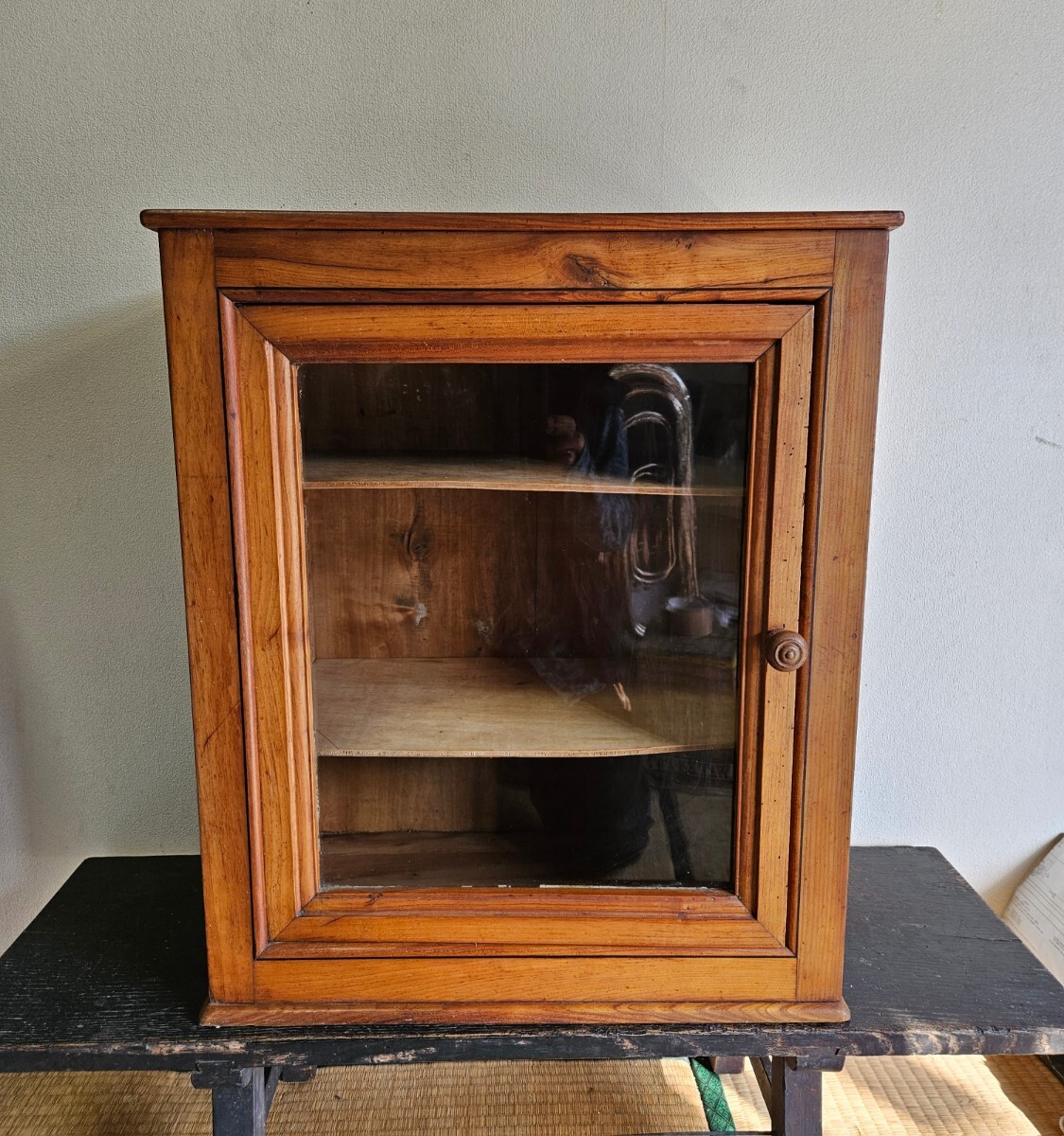 フランス アンティーク 小型のガラスショーケース 飾り棚 ウォールキャビネット 装飾 木製 硝子戸 ブロカント フレンチ インテリア 家具拍卖