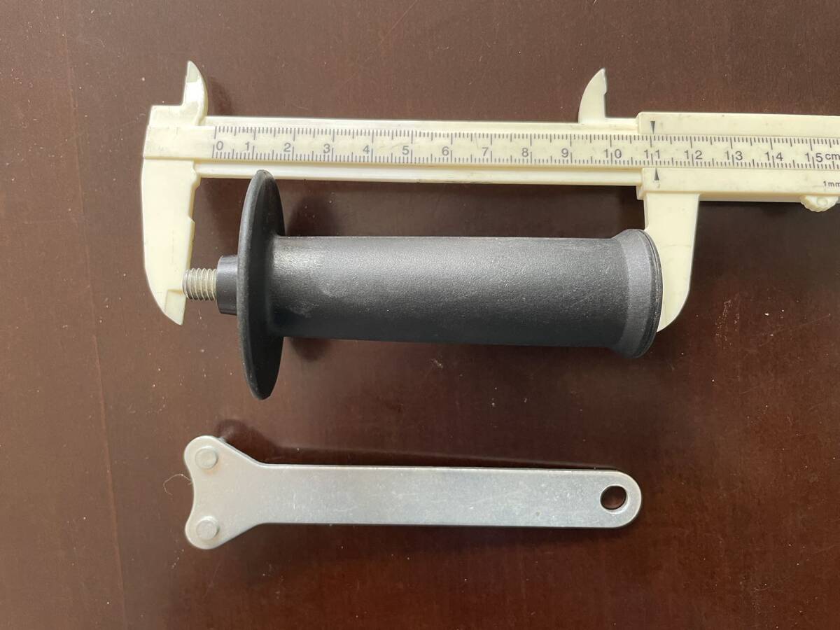 未使用 長期保管 ディスクグラインダーグリップとレンチ 汚れ、サビあります拍卖