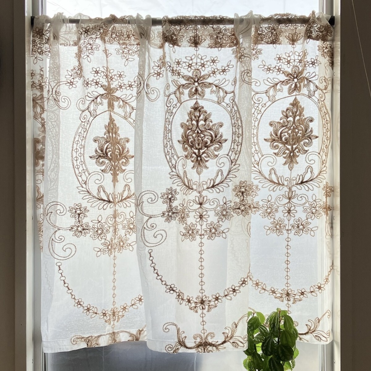 カフェカーテン 刺繍ベージュ シンプル 1枚 幅103×丈70 小窓 トルコ柄拍卖