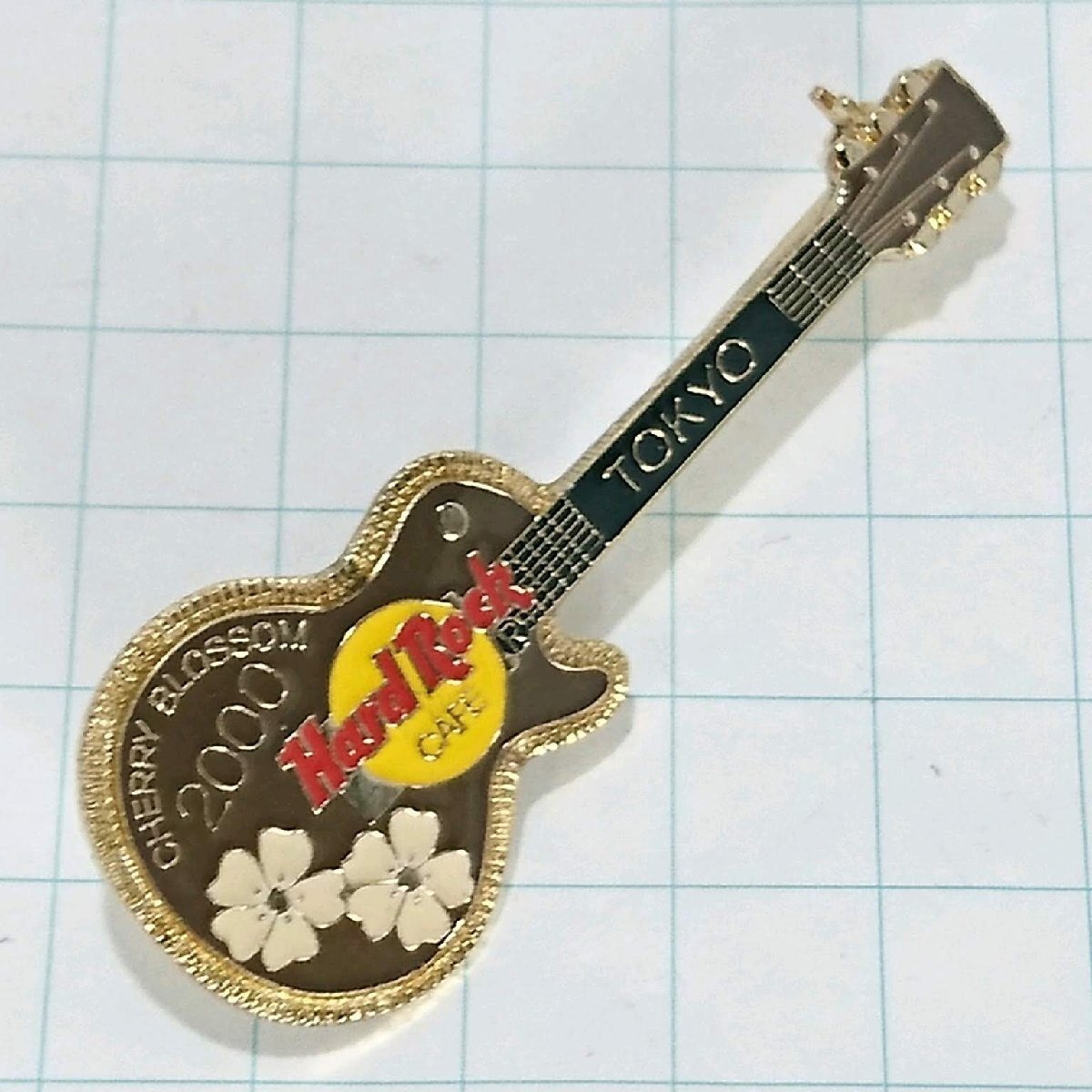送料無料)Hard Rock Cafe チェリーブロッサム ブラウン ギター ハードロックカフェ ピンバッジ PINS ブローチ ピンズ A25296拍卖