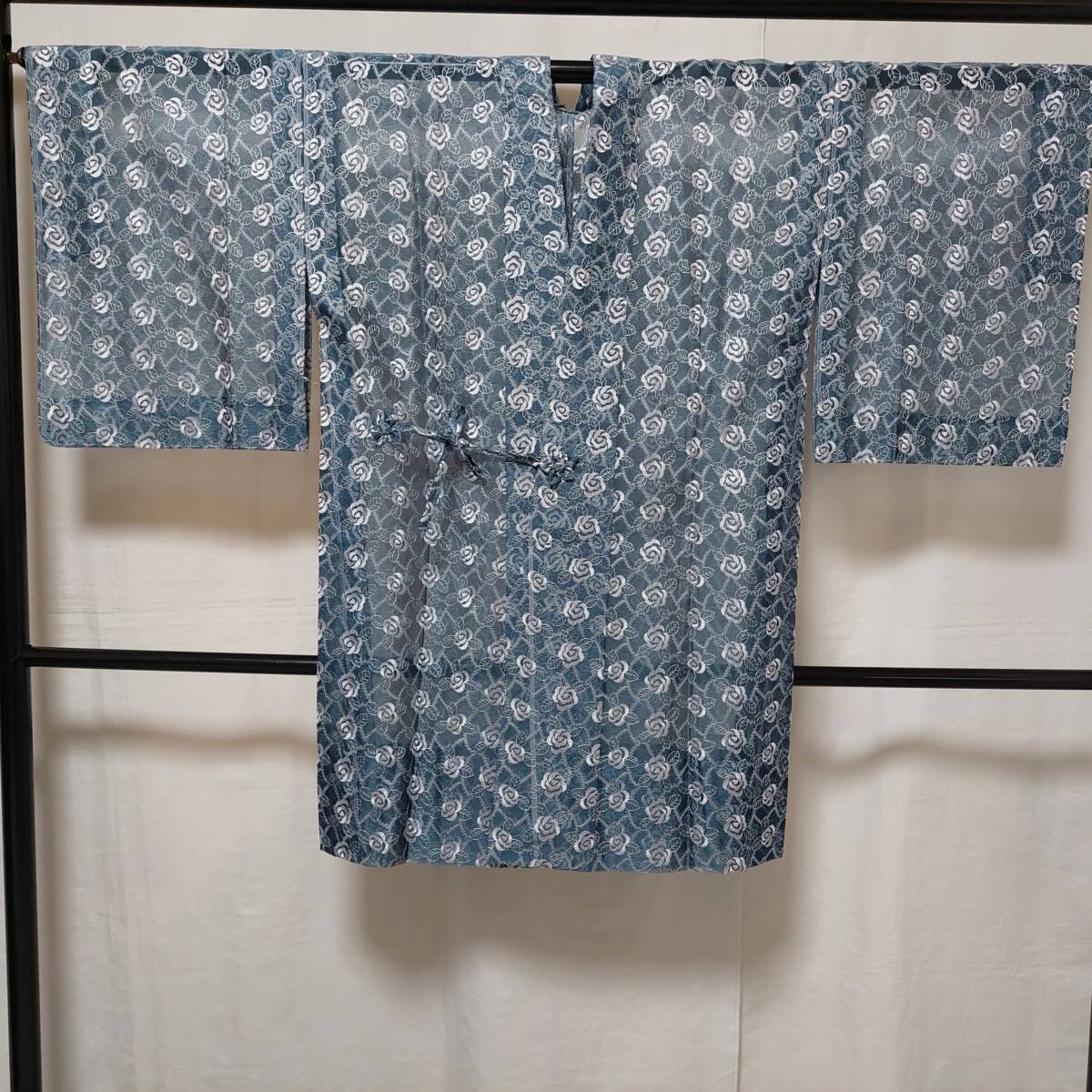 【桐徳】夏物*道中着*送料無料☆しつけ糸付*美品{化繊地*レ-ス*道中着}*丈100-裄65*灰みの薄青色地*花文様*№6697拍卖