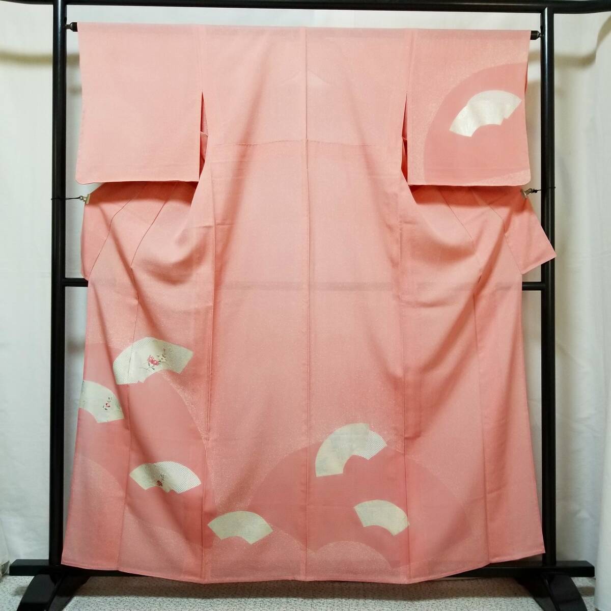 【桐徳】夏駒絽.付下げ☆送料無料*期間限定20%OFF{逸品物*駒絽地*付下げ}身丈165-裄65*薄紅色地*地紙文の中に銀加工と手刺繍の花*№6551拍卖