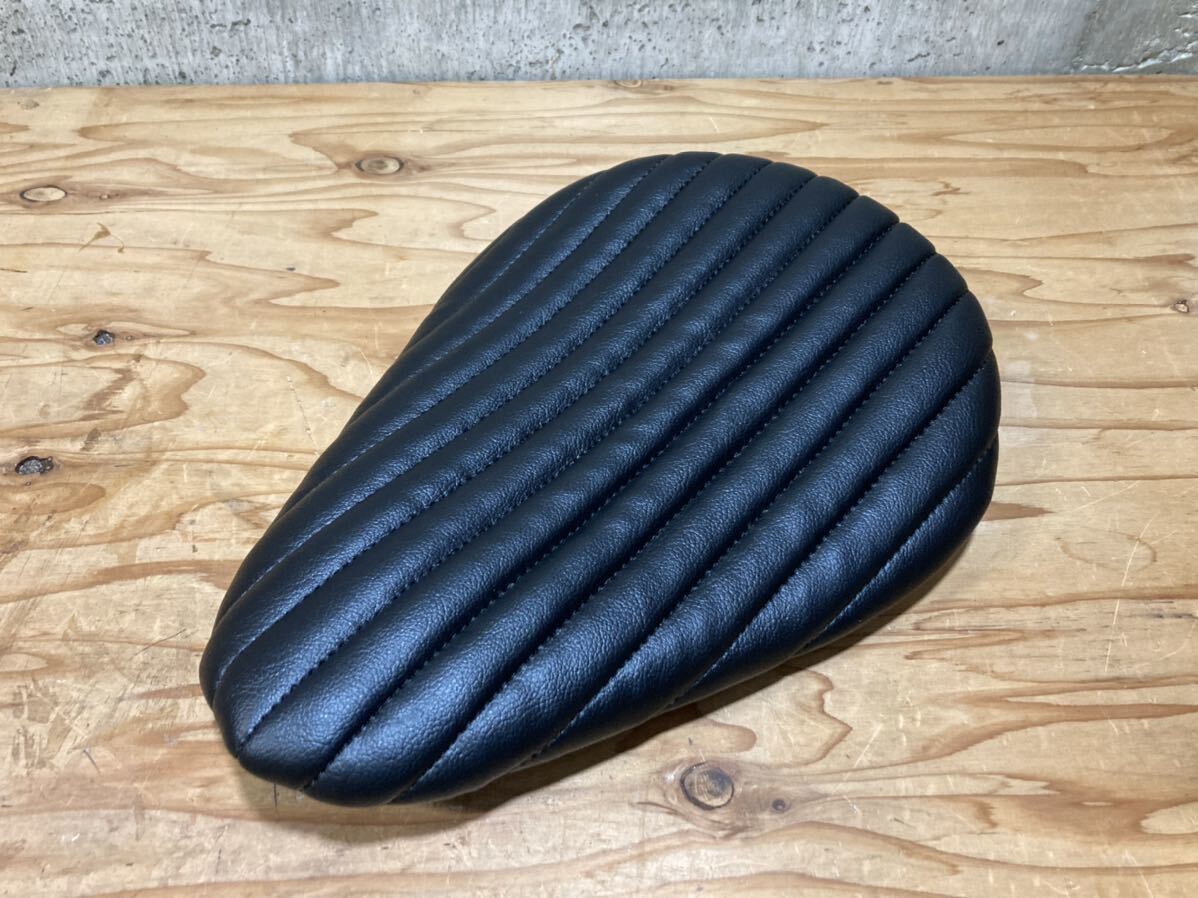 送料無料 ソロシート 白 ホワイト トライアンフ 883 タックロール パンヘッド ショベル ナックル ハーレー チョッパー sr拍卖