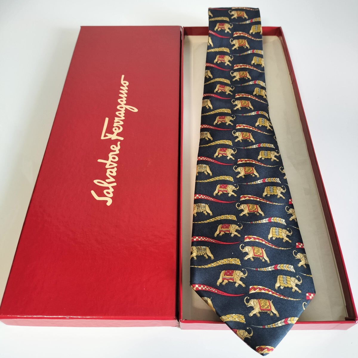 Salvatore Ferragamo(サルヴァトーレフェラガモ)紺ゾウさん鼻に旗ネクタイ拍卖