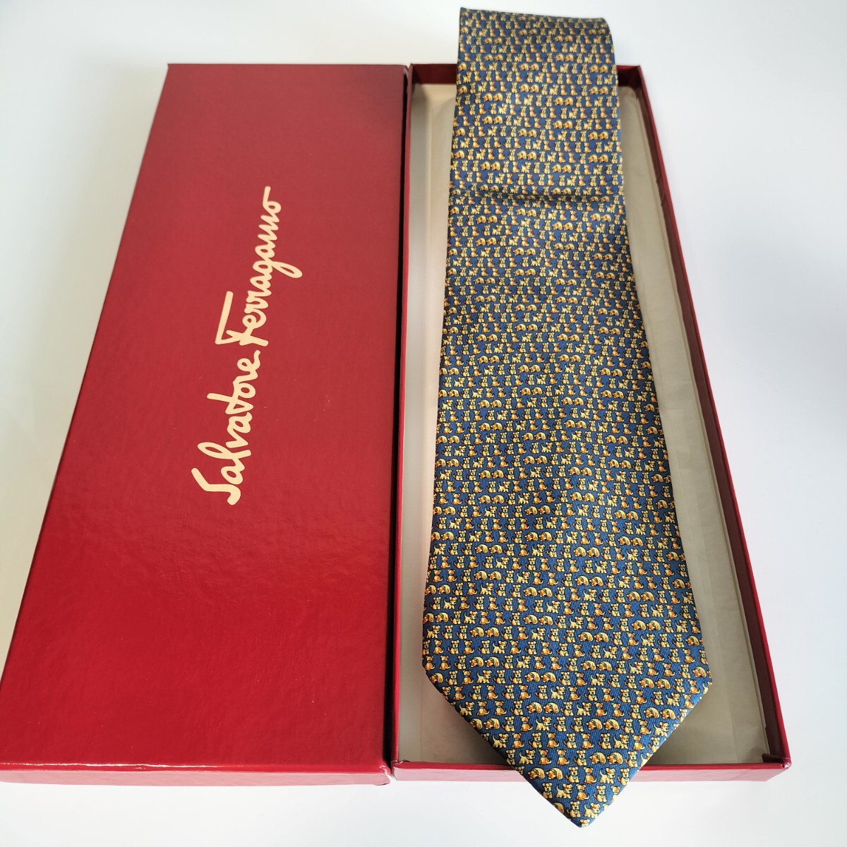 Salvatore Ferragamo(サルヴァトーレフェラガモ)青ミニ犬ネクタイ拍卖