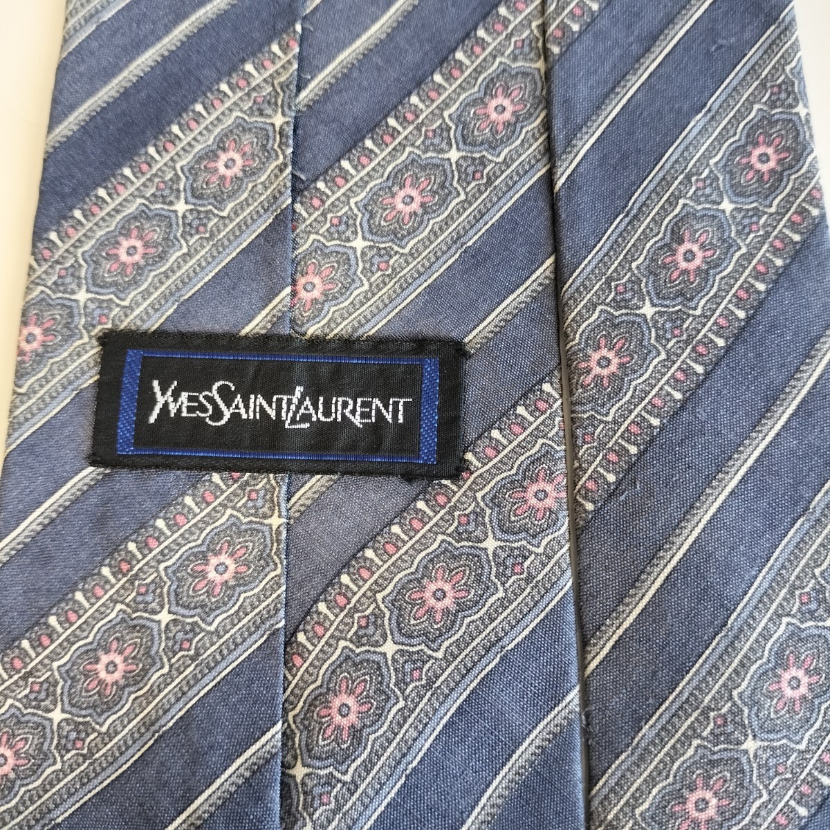 イヴサンローラン(YVES SAINT LAURENT)水色うすピンク柄ストライプネクタイ拍卖