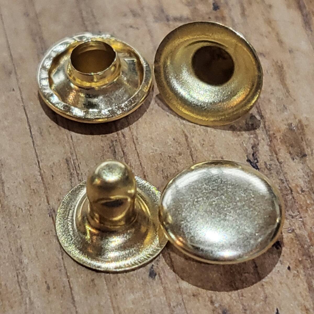 レザークラフト 片面カシメ 100組セット (頭8mmx足6mm 色:ゴールド) 1㎜~2㎜厚の革に対応拍卖