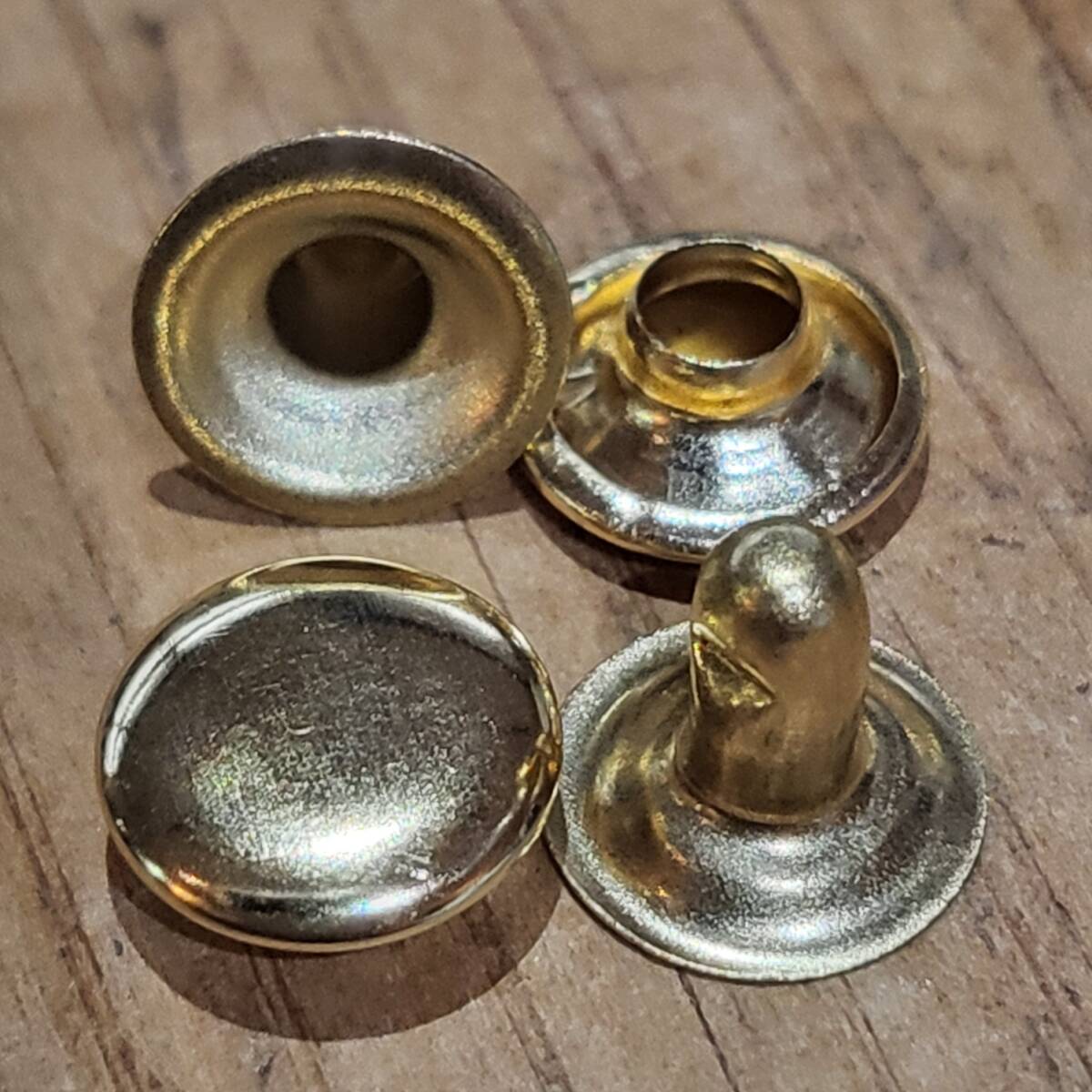 レザークラフト 片面カシメ 100組セット (頭8mmx足7mm 色:ゴールド) 1㎜~3㎜厚の革に対応拍卖