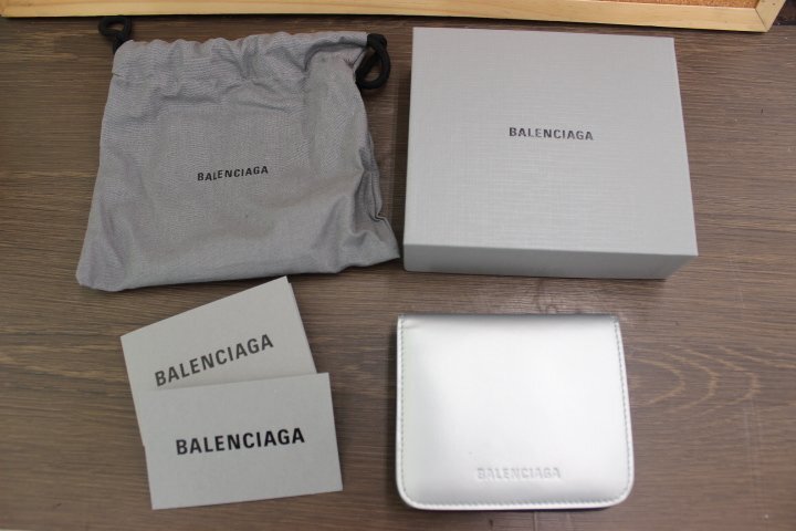 ○バレンシアガ 二つ折り財布 シルバー BALENCIAGA 本物保証・現状渡し 673482 23VGY 8160 ESSENTIAL イタリア製拍卖