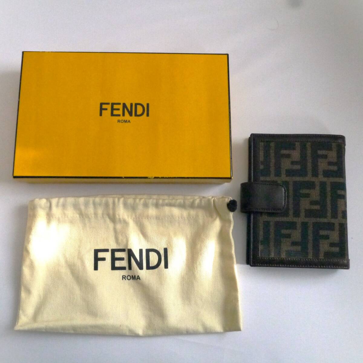 $ 極美品 $ 希少■ フェンディ■ FENDI ■ ズッカ柄 キャンバス& レザー製・ 手帳カバー 6穴 ■ チョコレートブラウン系■ 箱&袋 付き ■拍卖