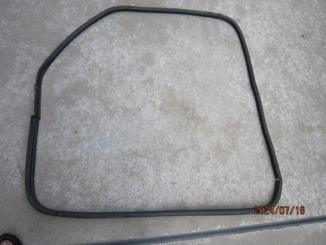 673. .XN12A ローバーミニ98年式純正 ドア用ウエザーストリプ左側 ゴム 中古品拍卖