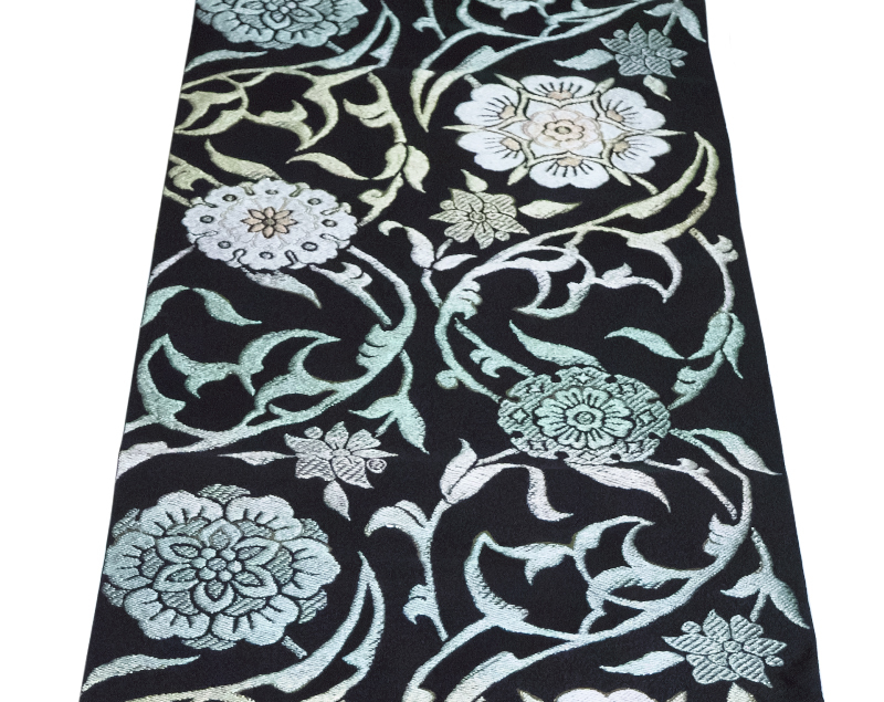 187番 新古品 正絹 帯地サンプル用端切れ 長さ約110㎝ 黒の地に金糸銀糸とラメ糸で織り込まれた鏡裏模様と唐花の模様拍卖