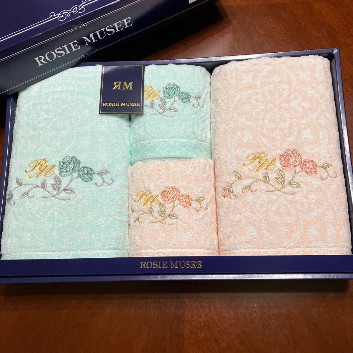 ロゼミュゼ ROSIE MUSEE バスタオル2枚+フェイスタオル2枚 無撚糸使用 凹凸織り シャーリング加工 肌触り柔らかく 箱付き 保管品拍卖