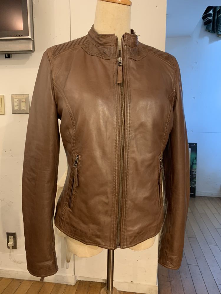 42サイズ レディースラムレザージャケット 肩ストレッチありシングルライダース 羊革 レザーライダース 薄い中綿入なので暖かいです。拍卖