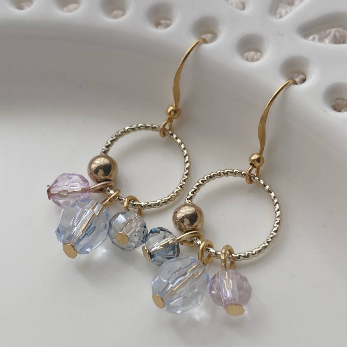 ピアス フープ チェコビーズ ブルー パープル 薄紫 ゴールド じゃらじゃら ゆらゆら k0594拍卖