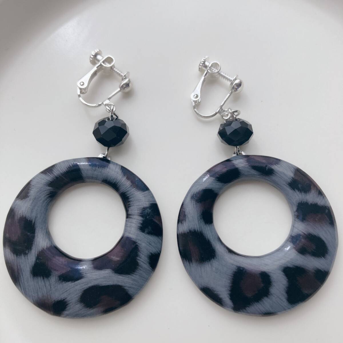 ヴィンテージイヤリング アニマル柄 グレー 灰 ブラック 黒 シルバー レオパード 多面カットビーズ チェコ 軽量 k0598拍卖