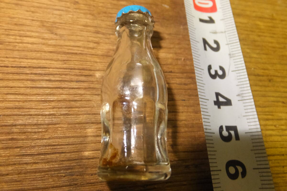 ★ て-683 小瓶 ふた付 キズなし 汚れ有 当時物 中古 レトロ レア 大きさ/約寸:高さ4.5cm 幅2cm 底1.5cm 重さ11g拍卖