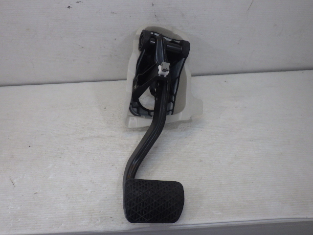 ベンツ C180 アバンギャルド W205 DBA-205040C 2015年3月 ブレーキペダル 中古 即決拍卖