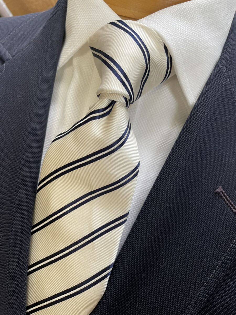 【美品】Ischia日本製ネクタイ 大剣約8.5cm ホワイト基調 レジメンタル柄拍卖