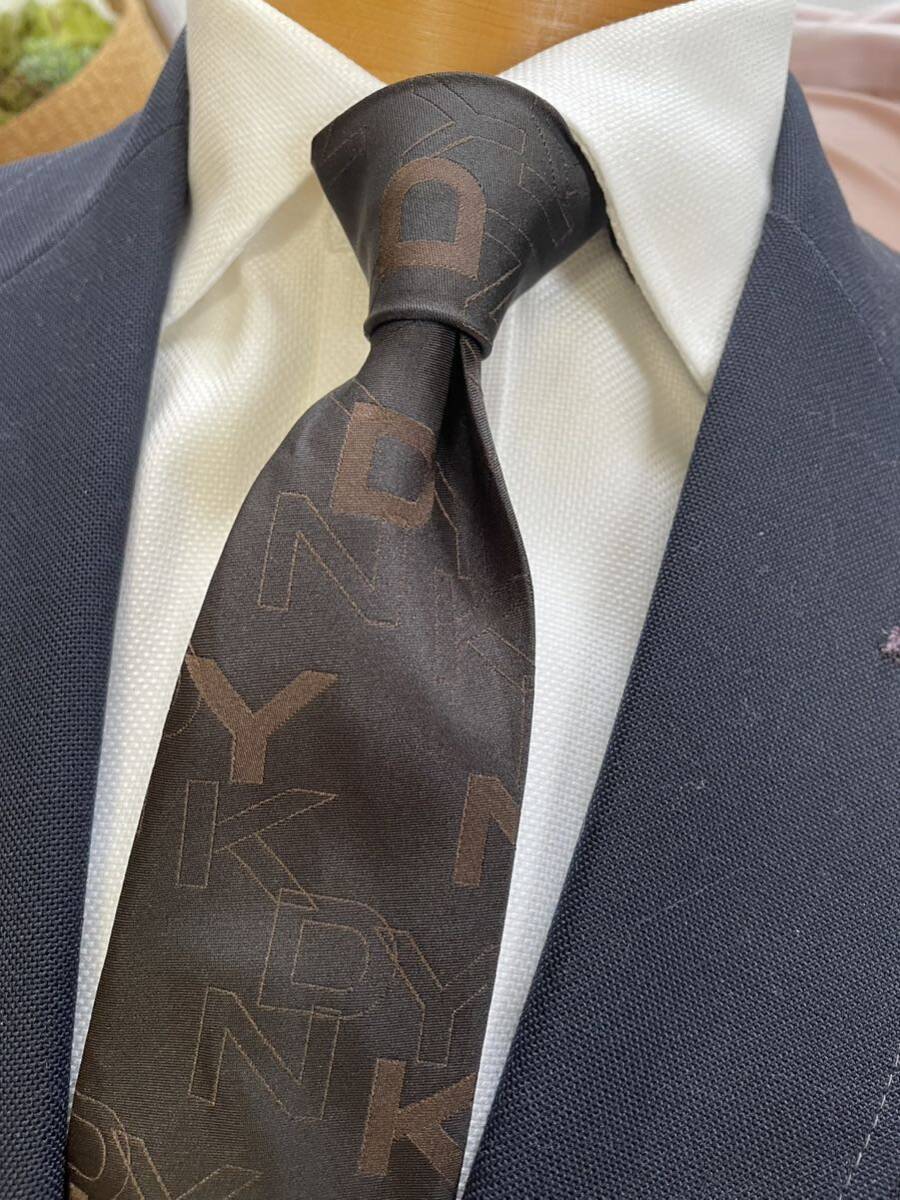 【美品】DKNY イタリア製ネクタイ 高級シルク ブランドロゴ柄 ダナキャラン 大剣約9cm ブラウン拍卖