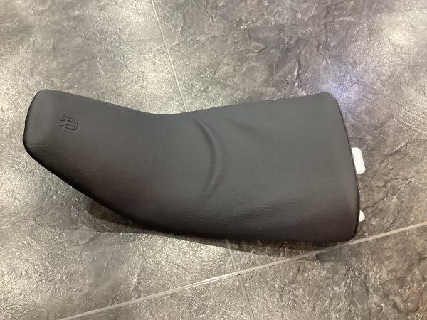 ハスクバーナ スヴァルトピレン 125 250 401 純正 メイン シート 中古 F拍卖