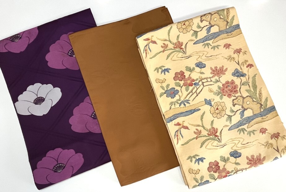 花とら●リサイクル帯 名古屋帯 3本まとめて 未仕立て未使用品含む 絹 リバーシブル 遠州椿 たすき掛け 辛子 紫 231110拍卖