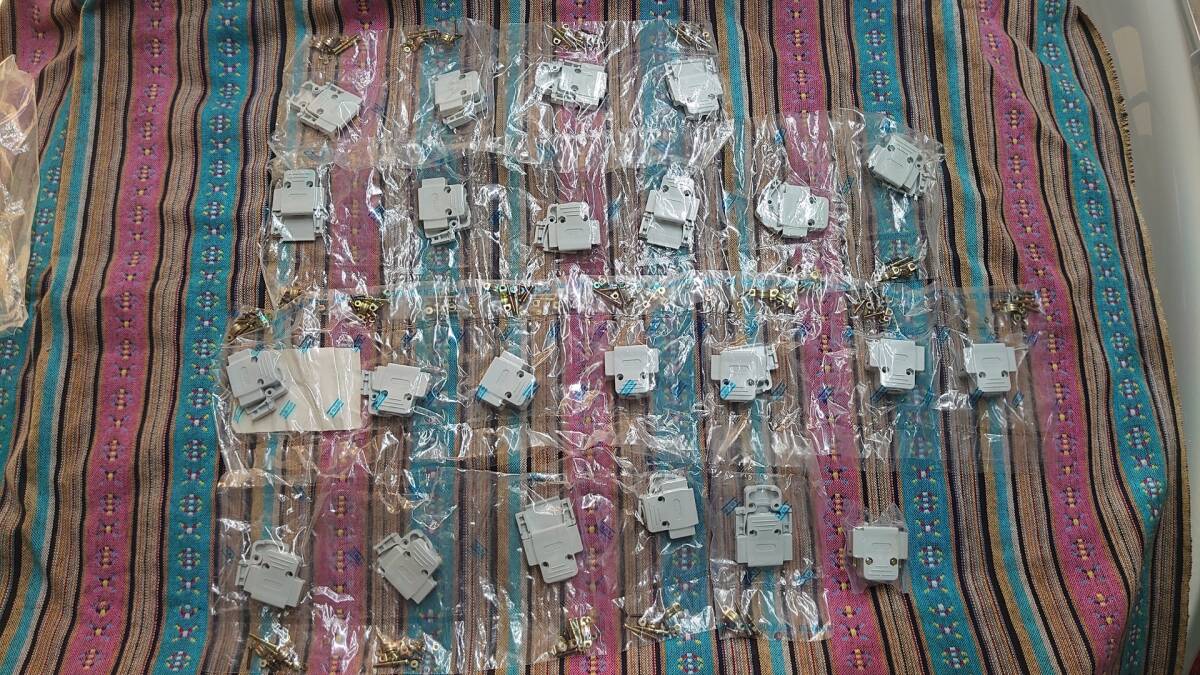 未使用未開封 22個 (+1個おまけ) D-subコネクタプラスチックフード ジャンクションシェル シェルサイズDA用 DA-C1-J10拍卖