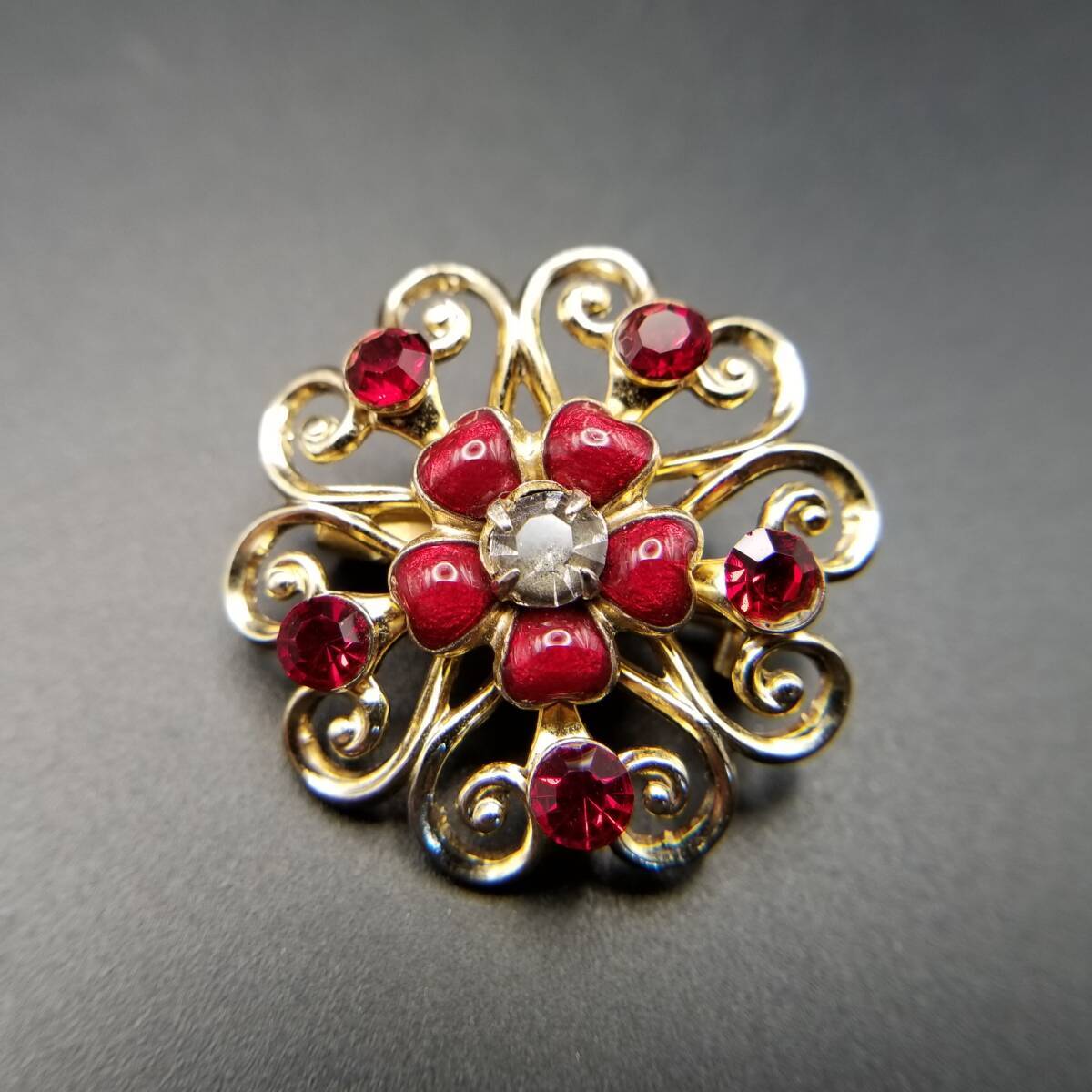 50's Coro フィリグリー 赤い花 クラシカル ヴィンテージ ブローチ ゴールドトーン 小ぶり エレガント コスチュームジュエリー Y17-R拍卖