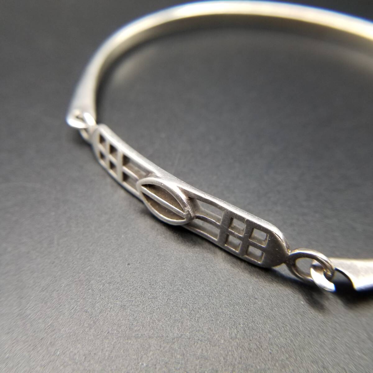 モダンジュエリー 透かし スタイリッシュ 925 シルバー ヴィンテージ ブレスレット 銀 バングル 細幅 上品 Y17-P拍卖