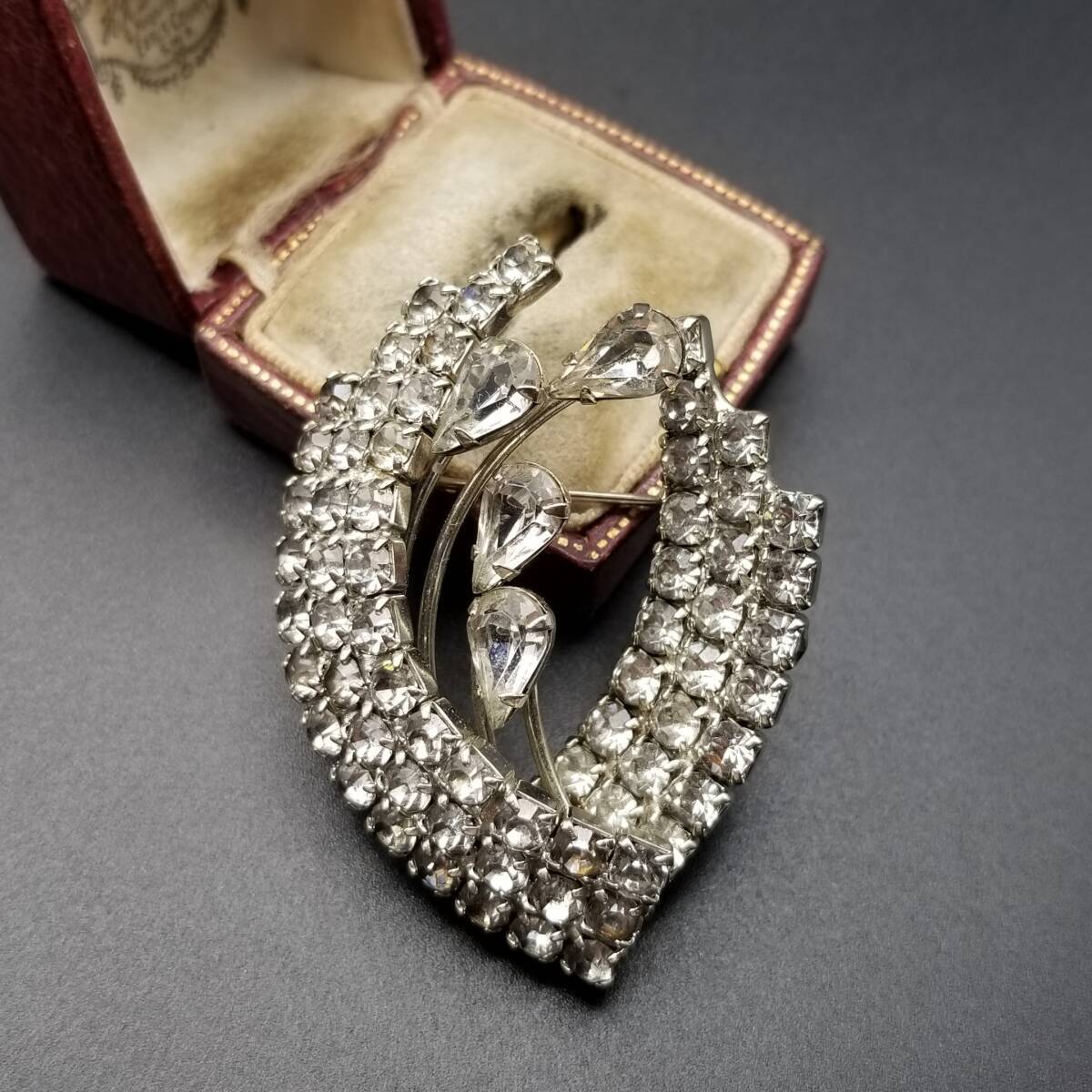 リーフ 植物モチーフ ラインストーン 煌めき ヴィンテージ フラワー ブローチ シルバートーン ゴージャス コスチュームジュエリー Y17-V拍卖