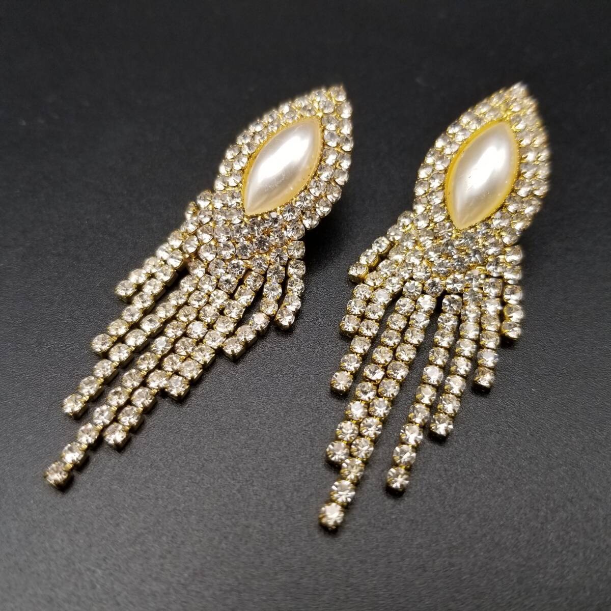 ゴージャス タッセルデザイン ヴィンテージ ピアス ビッグシルエット ゴールドトーン ロングチャーム ラインストーン 煌めき 華やか Y17-Z拍卖