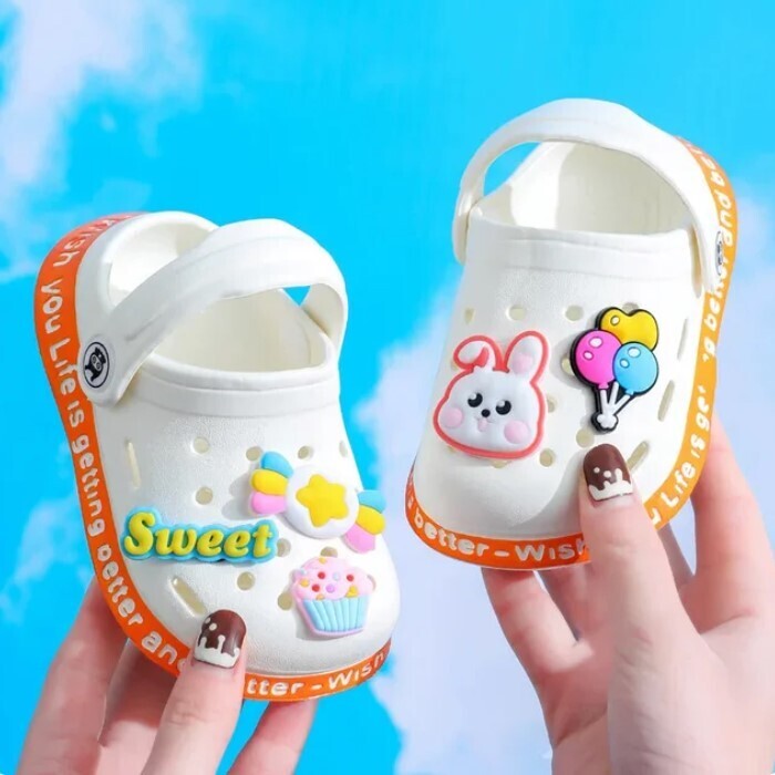 15cm 子ども キッズ 幼稚園 保育園 バッチ付き 穴あきサンダル つま先あり 男の子 女の子 海 水遊び クロックス風 白 ホワイト NE0185拍卖