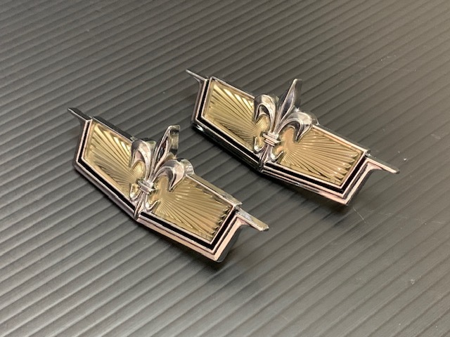 1975 1976 75 76 シボレー カプリス フロントフェンダー エンブレム メタル製 新品 2個 国内在庫 OEM拍卖