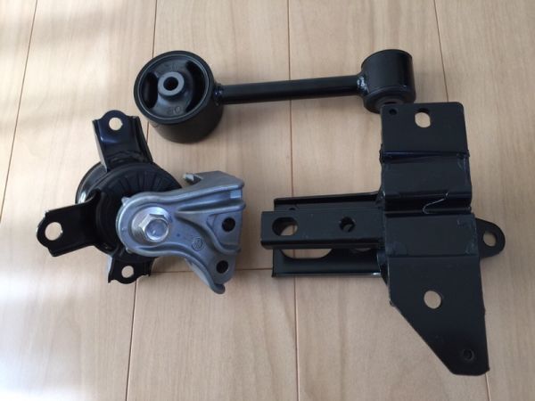 残りわずか!【未使用 トヨタ 純正】TOYOTA パッソ C10系 エンジンマウンティング エンジンマウント 3点セット拍卖