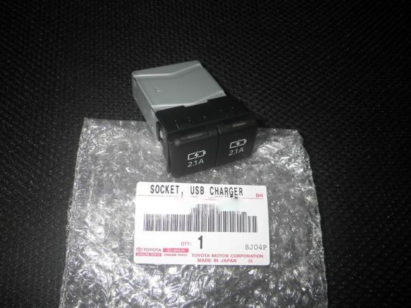 残りわずか!【未使用 トヨタ 純正】TOYOTA シエンタ P170系 MC後 USBチャージャーソケット拍卖