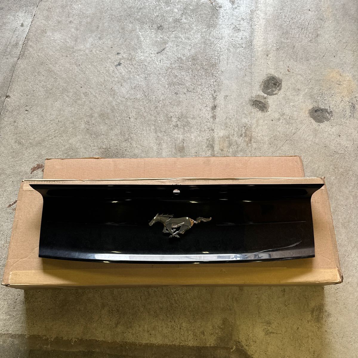 2019年式 並行 マスタングコンバーチブル 純正リアパネル エンブレム付 バックカメラ穴あり 傷あり割れ等無し 売り切ります拍卖