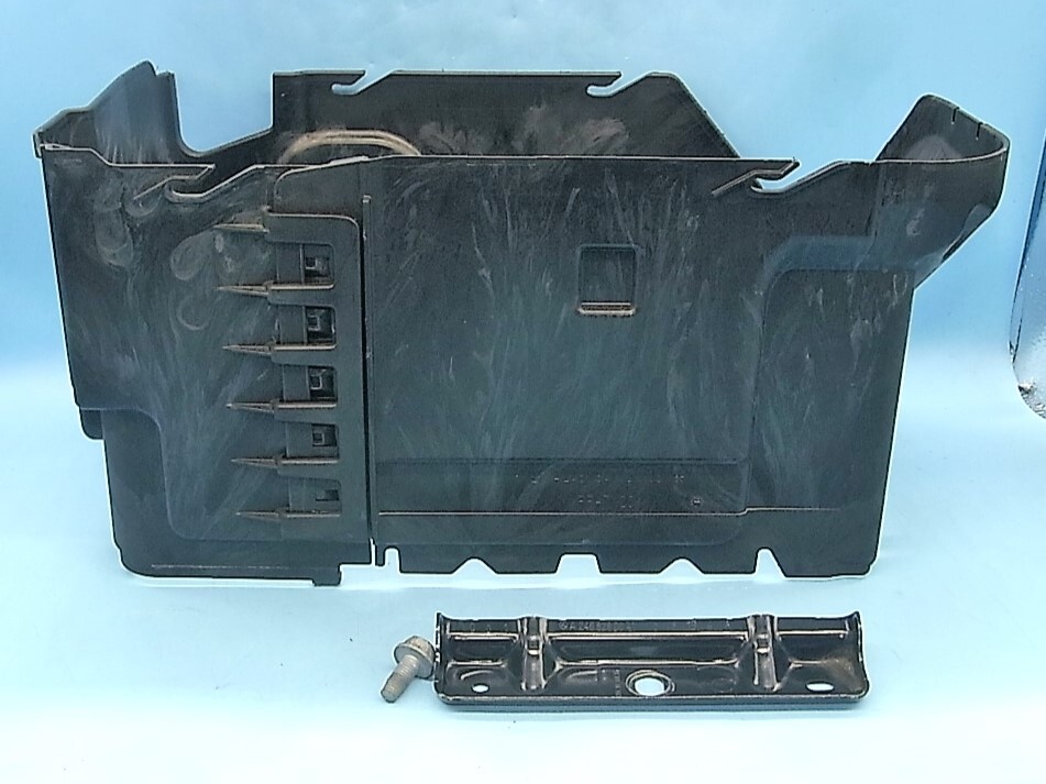 MB284 ベンツ Bクラス W246 B180 純正 バッテリーカバー+取付レール【A2465410105/A2465410205/A2466280041】DBA-246242 拍卖