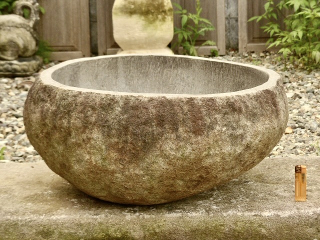 大きめな自然石の内面を刳り貫き磨き上げた石鉢w58cm 洗面鉢 ガーデニング 0719拍卖