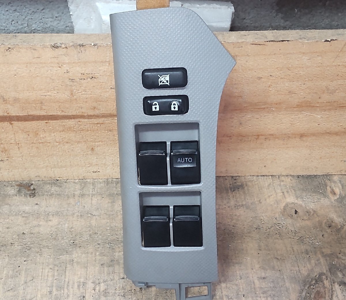 フロント右 パワーウィンドスイッチ トヨタ ヴィッツ NCP95 H21/8 15008 0001 74231-52290 中古拍卖