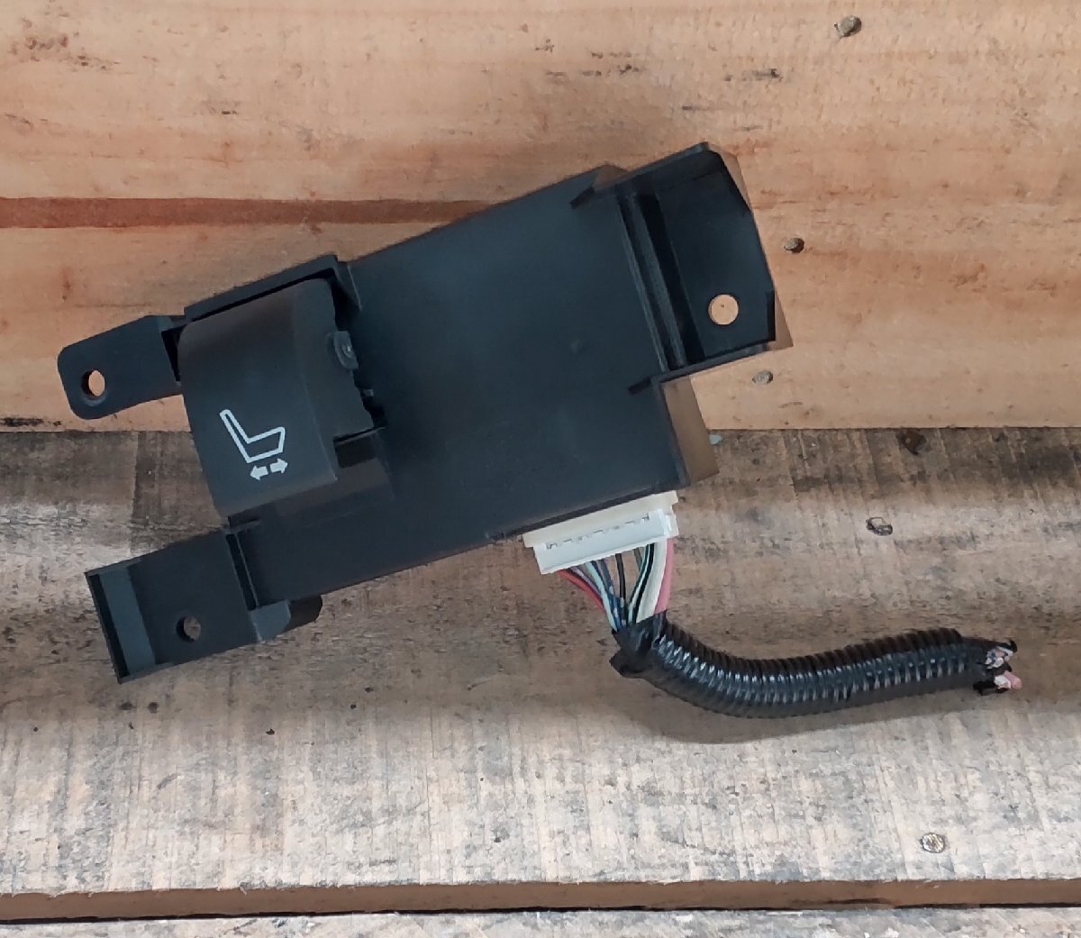 フロントパワーシートスイッチ ダイハツ ムーブ コンテ L575S H20/12 16138 0009 18A636 84922-B2010 中古拍卖
