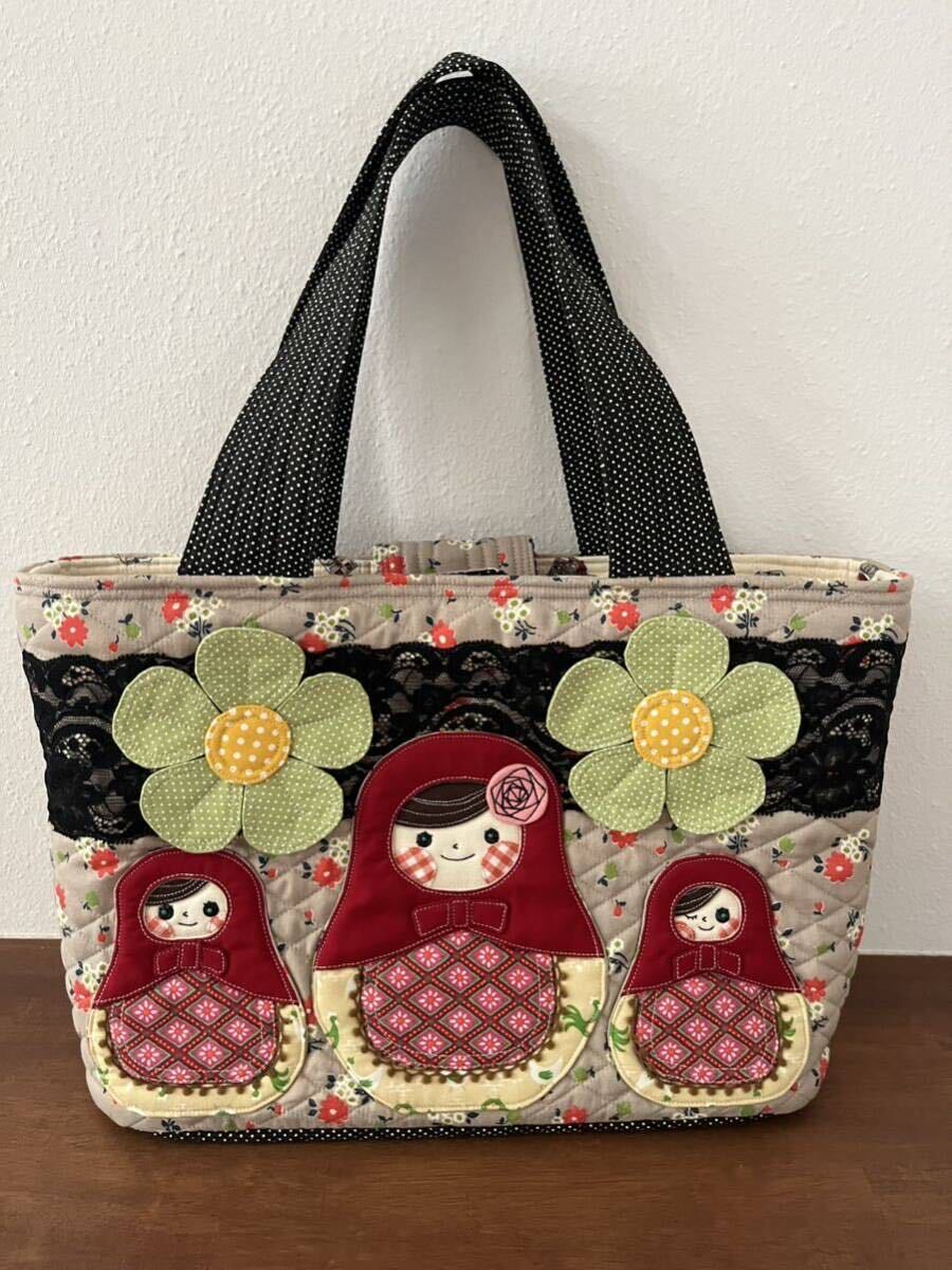 ハンドメイド 作家 マトリョーシカのキルティングバックトートバッグ 花柄 手作り アップリケ拍卖